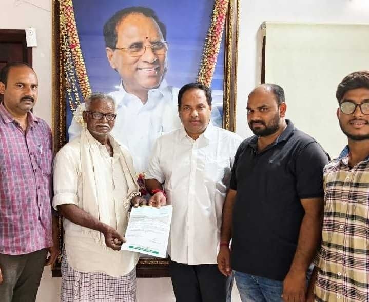 గుండ్లపల్లి నేతకు సీఎం రిలీఫ్ ఫండ్ - Udayam