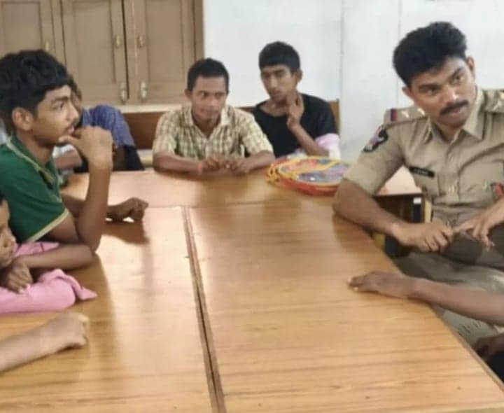 పొదిలిలో పాఠశాలను సందర్శించిన SI - Udayam