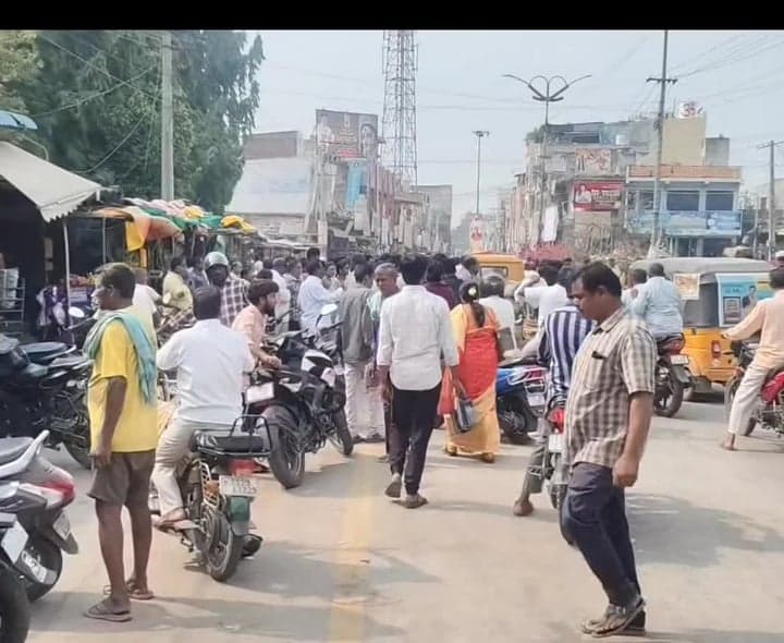 స్కూల్ బస్సు ఢీకొని రిక్షా కార్మికుడి మృతి - Udayam