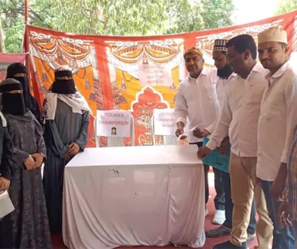 బోధన్‌లో ఎంఐఎం కౌన్సిలర్ల వినూత్న నిరసన