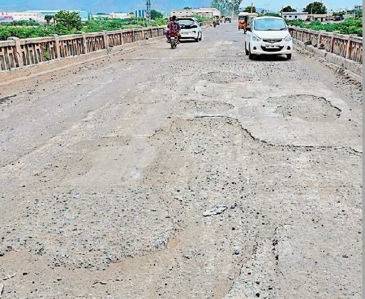 చీమకుర్తిలో అధ్వానంగా బ్రిడ్జి రోడ్డు - Udayam