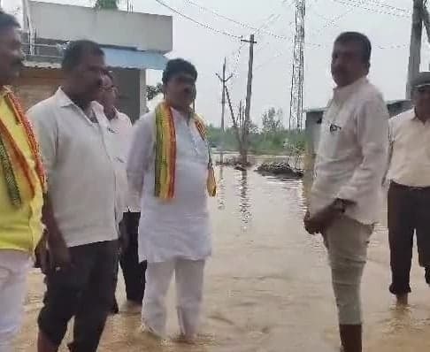 గారలో వరద ప్రభావిత గ్రామాల్లో ఎమ్మెల్యే పర్యటన - Udayam
