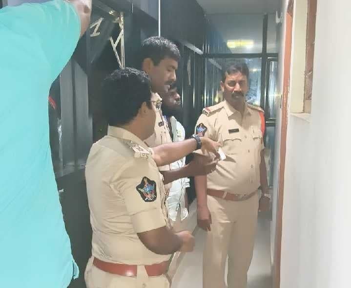 కుప్పంలో లాడ్జిల్లో పోలీసుల తనిఖీలు - Udayam