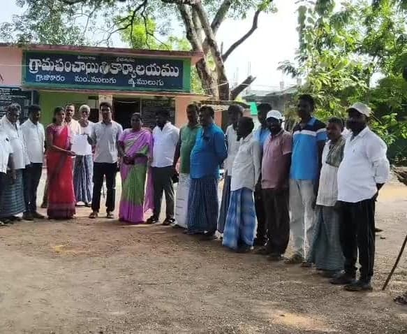 కోర్టు స్టేతో తిరిగి బాధ్యతలు చేపట్టిన సర్పంచ్ - Udayam