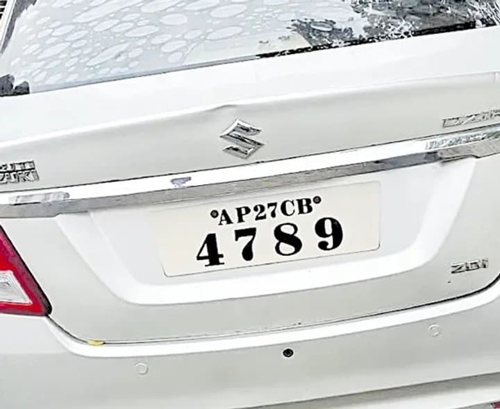 టీడీపీ నేత కారులో ఎస్సైల ఎస్కేప్‌!