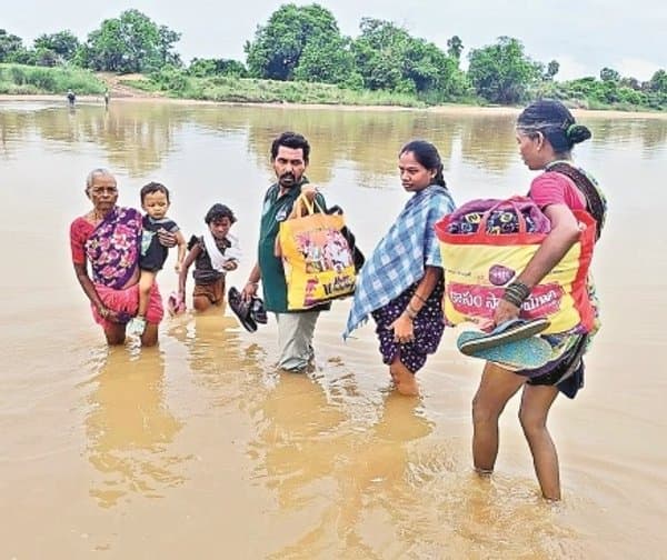 వాగు దాటలేక గర్భిణి అవస్థలు