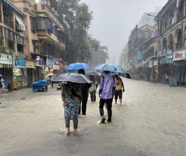 ముంబై మేయర్ అత్యవసర తనిఖీలు