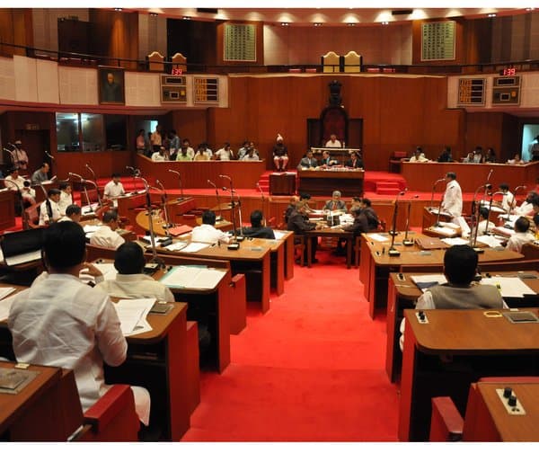 మహారాష్ట్ర అసెంబ్లీ వాయిదా