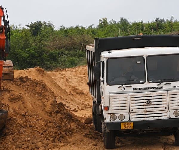 మొరం మట్టి దందాపై అధికారుల నిర్లక్ష్యం