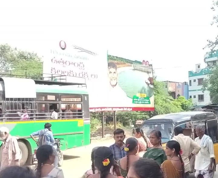 పాయకరావుపేటలో బస్సుల ఆలస్యం - Udayam