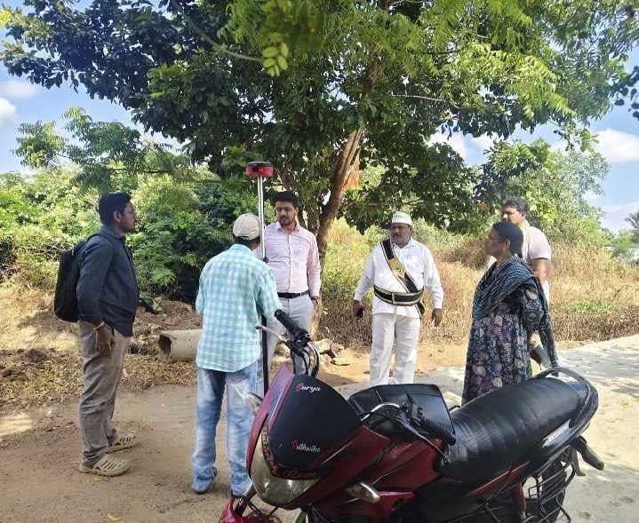 సదాశివునిపాలెంలో రీ-సర్వే పరిశీలన - Udayam