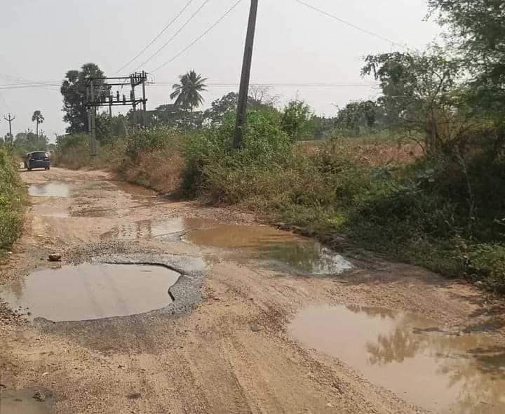 చిన్నారావులపల్లి రోడ్డుపై గుంతలే గుంతలు - Udayam