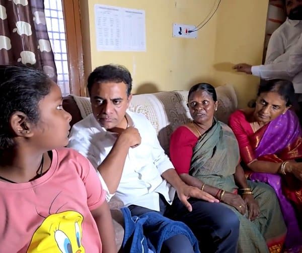 అమరవీరుడు యాదిరెడ్డి కుటుంబాన్ని పరామర్శించిన కేటీఆర్