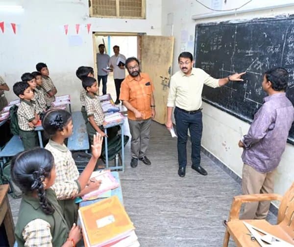 లెక్కల మాస్టారుగా మారిన కలెక్టర్.. విద్యార్థులకు పాఠాలు బోధన
