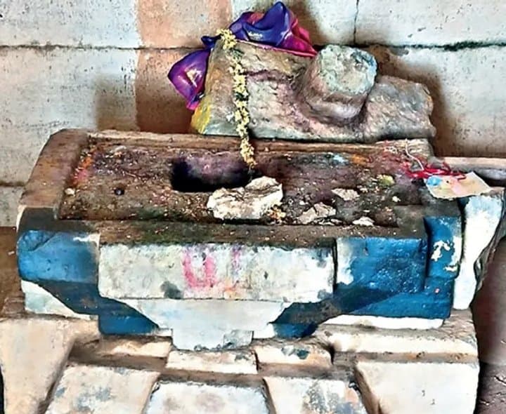 ఆలయంలో గుప్తనిధుల కోసం తవ్వకాలు