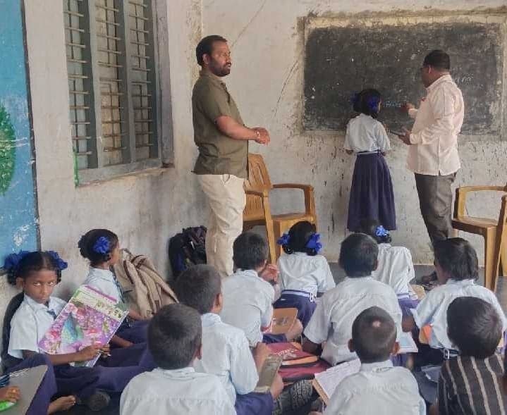 తూంకుంట పాఠశాలను సందర్శించిన కాంప్లెక్స్‌ హెచ్‌ఎం - Udayam