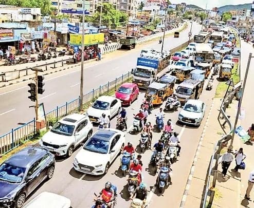 ట్రాఫిక్ కష్టాలతో మధురవాడ విలవిల