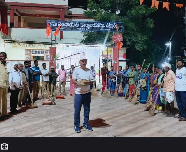 ఉట్నూరులో చీకట్లోనే పారిశుద్ధ్య సేవలు - Udayam