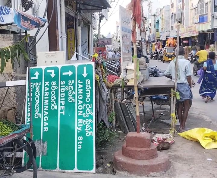 జనగామలో నేలకొరిగిన దారి సూచిక - Udayam