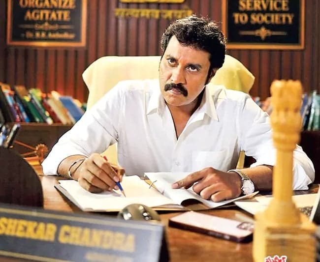‘డ్యూ డేట్‌’లో పవర్‌ఫుల్‌ లాయర్‌గా సునీల్‌