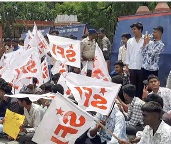 విద్యారంగ సమస్యలపై ఎస్‌ఎఫ్‌ఐ ధర్నా