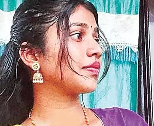 నర్సింగ్‌ విద్యార్థిని అనుమానాస్పద మృతి - Udayam