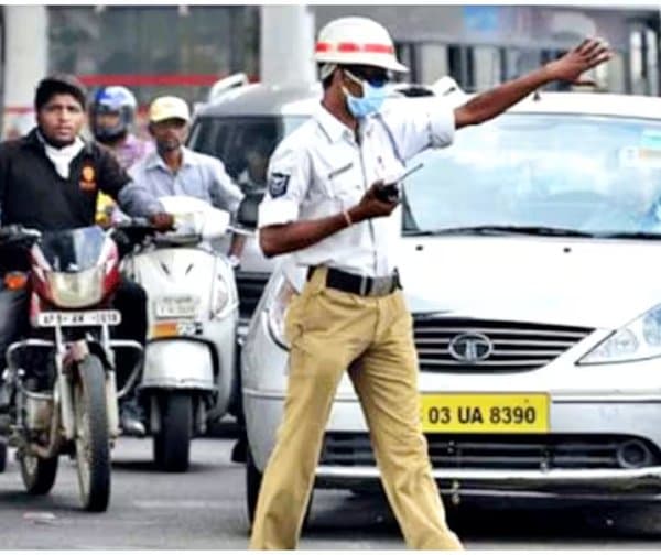అమీర్‌పేట రోడ్డులో భారీ అగ్నిప్రమాదం: వాహనాల మళ్లింపు