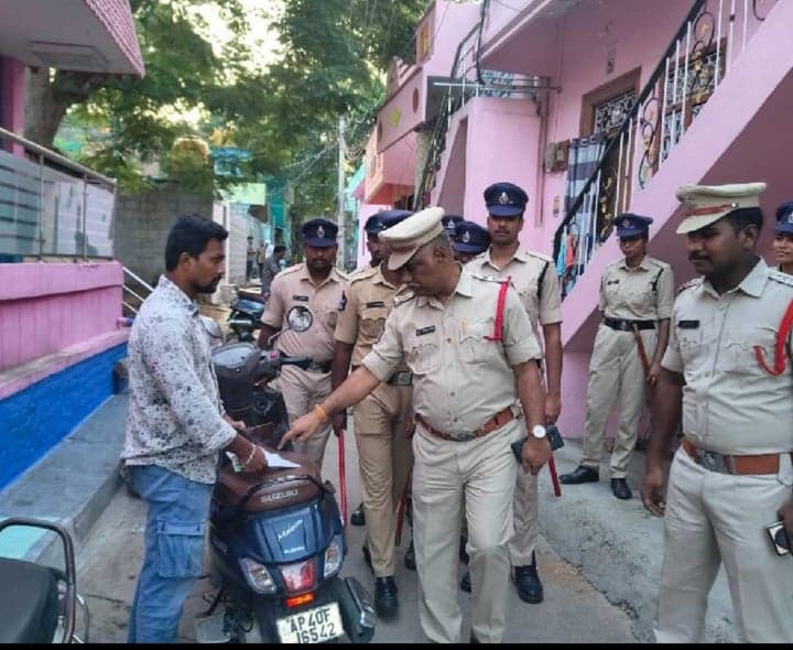 చిత్తూరులో కార్డెన్ సర్చ్.. 25 బైకులు స్వాధీనం - Udayam