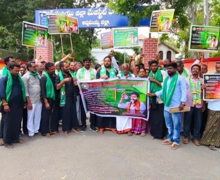 భూ కబ్జాలపై రైతుల నిరసన
