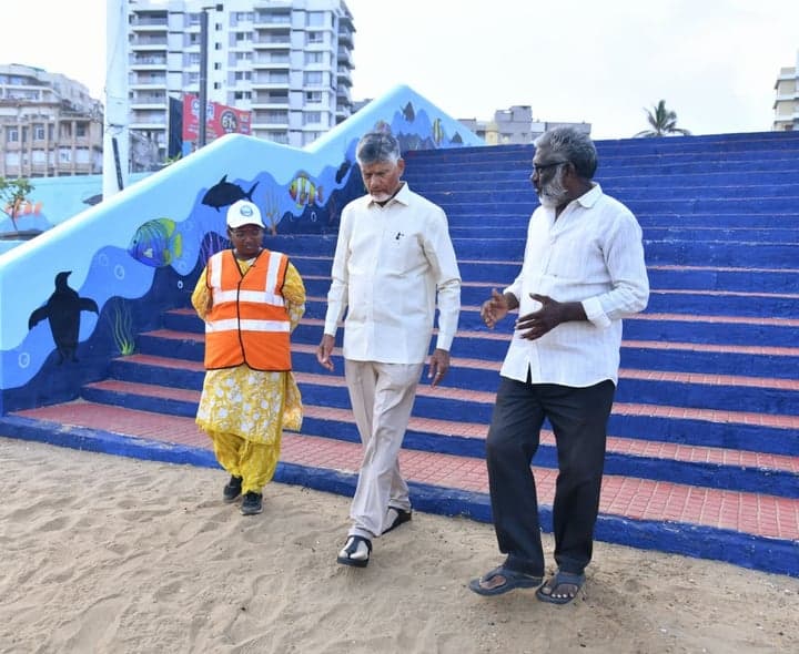 ఆర్‌కే బీచ్‌లో సాగర స్వచ్ఛతను పరిశీలించిన చంద్రబాబు