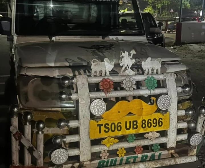 భద్రాచలంలో అక్రమ పశువుల వాహనం సీజ్ - Udayam
