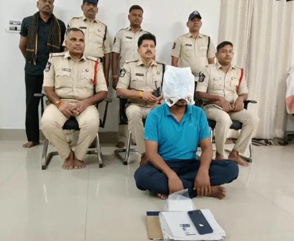 తిరుమలలో నకిలీ ఉద్యోగి అరెస్ట్