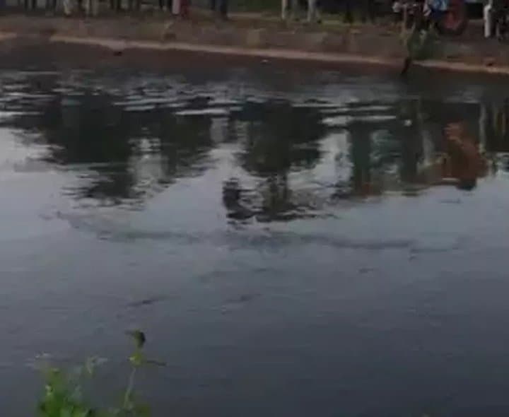 కాల్వలోకి కారు నలుగురు గల్లంతు