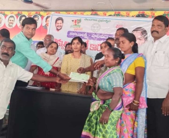 45 మందికి కళ్యాణలక్ష్మి చెక్కులు - Udayam