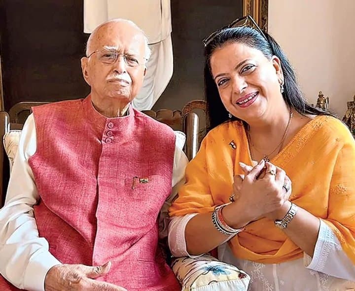 98వ ఏట జాతీయ జెండా ఎగరేసిన ఆడ్వాణీ