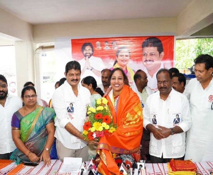జనసేన కార్పొరేటర్ అభ్యర్థులతో లక్ష్మీ అపర్ణ భేటీ - Udayam