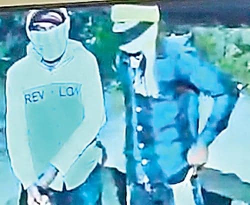 ములుగులో ముసుగు దొంగల బీభత్సం