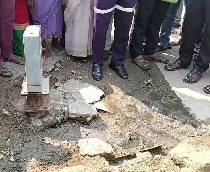 కుంగిన బోరింగ్‌ ప్రాంతాన్ని పరిశీలించిన మేయర్‌, జీఎం - Udayam