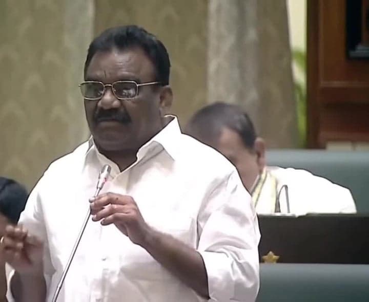 నీళ్లసముద్రం చెరువు ఆక్రమణపై ఆరోపణలు - Udayam