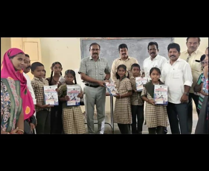 పోటీ పరీక్షలకు విద్యార్థుల తీర్చిదిద్దడం అభినందనీయం - Udayam