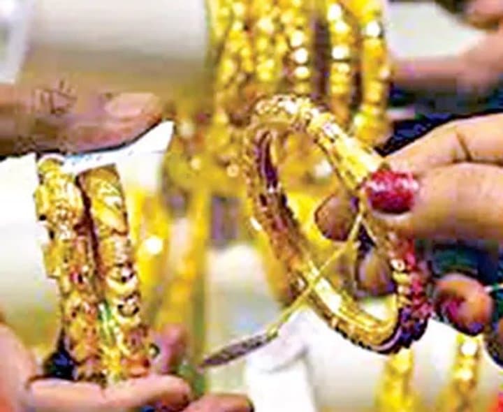 తనిఖీకి వచ్చిన మేనేజర్‌పై బంగారు ఆభరణాల చోరీ ఆరోపణలు