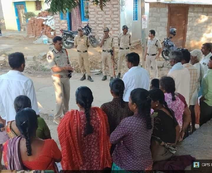 ఎన్నికలపై గ్రామాల్లో పోలీసుల అవగాహన - Udayam