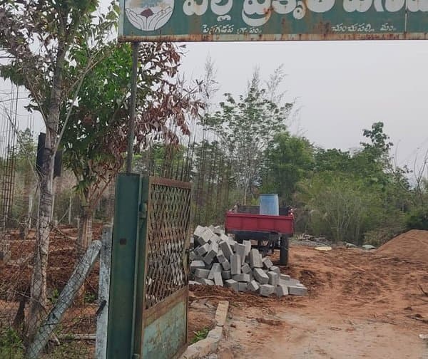 పల్లె ప్రకృతి వనంలో భవన నిర్మాణం: గ్రామస్థుల నిరసన - Udayam Digital