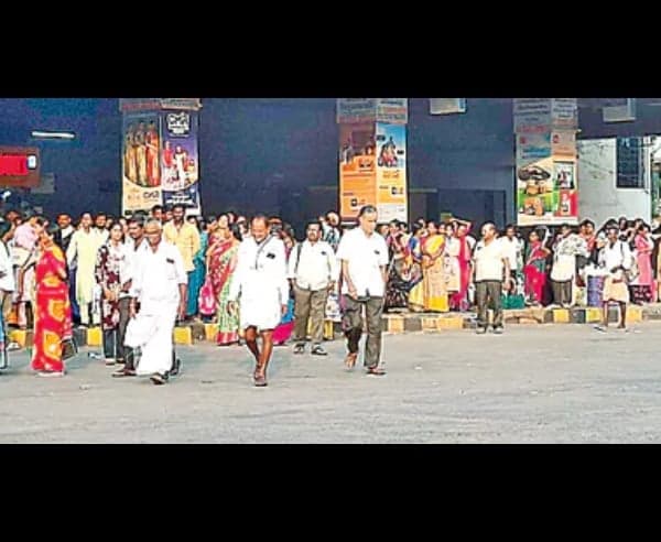 కరీంనగర్‌ బస్టాండ్‌లో రద్దీ