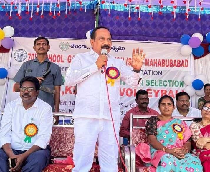 మానుకోటలో ఎస్‌జీఎఫ్‌ జిల్లా క్రీడోత్సవాలు ప్రారంభం - Udayam