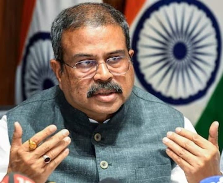 కేంద్ర విద్యాశాఖ మంత్రి ధర్మేంద్ర ప్రధాన్ రాజీనామా