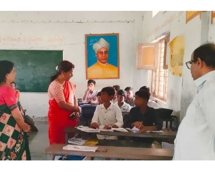 బోధనా సామర్థ్యాలను పరిశీలించిన డీఈవో