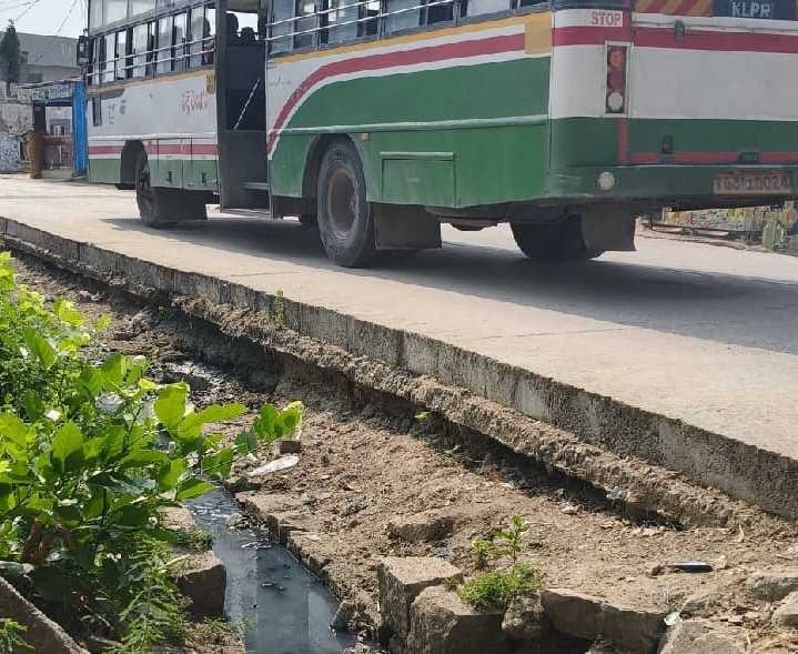 మూతలు లేని మురుగు కాలువతో ప్రమాదం - Udayam
