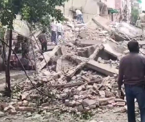 ఢిల్లీలోని రోహిణిలో కూలిన భవనం: సహాయక చర్యలు ముమ్మరం