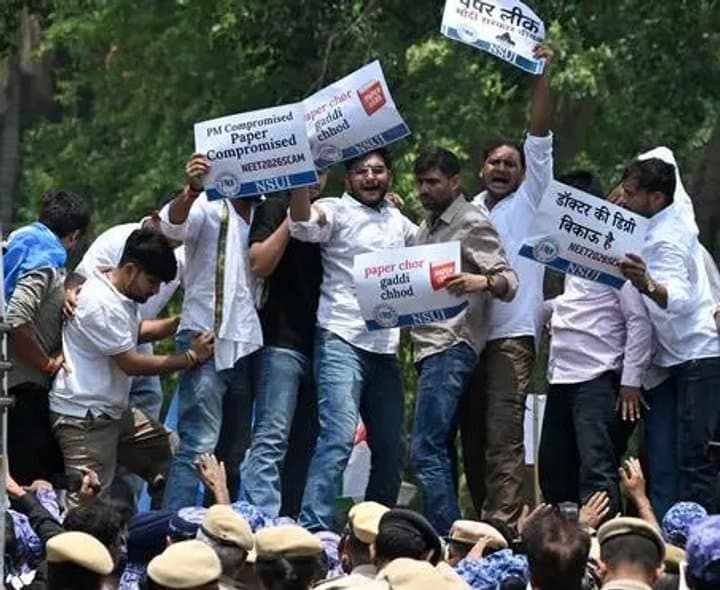విద్యార్థుల ఆందోళనపై చర్చకు ప్రభుత్వం సిద్ధం